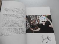 『kozue 2017-2018』限定版 秋元梢　直筆サイン入

秋元梢の30歳の人生が詰まったフォトブック限定発売国内外で活躍するモデル・秋元梢が、30歳の節目となる「2017-2018年」を記念し、『kozue 2017-2018』をリリース。

これまでたくさんの人たちと出会い、その度にそこにしかないストーリーを描くことができ、チャンスを貰ってきました。その１つ１つがあったからこそ、今の私があるんだと実感しています。たくさんの人に支えられてきた人生。それをこの本で、感じてもらえたらと思います。」と、秋元梢自身が語るように、本作では、東京だけでなく、ソウル、台北、パリなどの都市で撮影された、彼女のドキュメンタリー写真やファッション写真、さらに友人のファッションデザイナー、アーティスト、ミュージシャンなど多くのクリエイターたちによるイラストやエッセイなどを収録。そんなプライベート感満載の、フォトブックの貴重な未収録写真をご紹介。これらの写真の中で見せるリラックスした表情に、充実した日々が垣間見られる。たくさんの人たちによって支えられてきた秋元梢の人生を身近な仲間たちが捉えた、等身大の素顔。