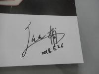 『kozue 2017-2018』限定版 秋元梢　直筆サイン入

秋元梢の30歳の人生が詰まったフォトブック限定発売国内外で活躍するモデル・秋元梢が、30歳の節目となる「2017-2018年」を記念し、『kozue 2017-2018』をリリース。

これまでたくさんの人たちと出会い、その度にそこにしかないストーリーを描くことができ、チャンスを貰ってきました。その１つ１つがあったからこそ、今の私があるんだと実感しています。たくさんの人に支えられてきた人生。それをこの本で、感じてもらえたらと思います。」と、秋元梢自身が語るように、本作では、東京だけでなく、ソウル、台北、パリなどの都市で撮影された、彼女のドキュメンタリー写真やファッション写真、さらに友人のファッションデザイナー、アーティスト、ミュージシャンなど多くのクリエイターたちによるイラストやエッセイなどを収録。そんなプライベート感満載の、フォトブックの貴重な未収録写真をご紹介。これらの写真の中で見せるリラックスした表情に、充実した日々が垣間見られる。たくさんの人たちによって支えられてきた秋元梢の人生を身近な仲間たちが捉えた、等身大の素顔。