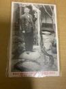 土佐特産　長尾鶏（オナガドリ）戦前絵葉書　昭和2年（1927年）絵葉書　土佐特産 長尾鶏（尾ノ長さ二丈四尺、約7.2メートル）飼育者：高知市 橘楼　古味貞輿　昭和二年四月年次一等賞受賞

古味貞輿（正しくは古味貞興：こみ さだおき）は、昭和初期にかけて高知県（土佐）で活動した長尾鶏（ながおどり）の高名な飼育者です。 
高知市桟橋に拠点を置き、彼が育てた長尾鶏は、昭和2年（1927年）から4カ年連続で一等賞を受賞するという偉業を成し遂げました。彼の育てた鶏は「尾の長さが二丈二尺（約6.6メートル）、尾の数が320本」にも及んだと記録されています。 
当時の絵葉書などの資料が、東北大学の狩野文庫や東京大学の狩野亨吉コレクションに「飼育者 高知市桟橋 古味貞興」として今も大切に保管されています。