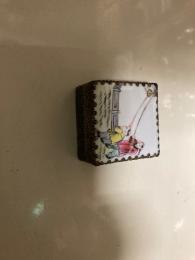 Vintage Original Box Chinese Antiques

中国の伝統的な絵付が施された陶板を蓋にあしらった、ヴィンテージの陶板装飾付き小物入れ（シャードボックス / Trinket Box） 

• 蓋のデザイン： 白い磁器の板に、中国の伝統的な衣装を着た子供たち（唐子）が凧揚げや遊んでいる様子が手描き（ハンドペイント）されています。
• 外枠・本体： 陶板の周囲を囲むように、金属の装飾枠が施されています。4、5cm−4、5cmー2、5cm