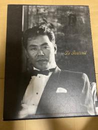 『写真集 五木ひろし』竹書房　撮影：稲越功1989年
日本を代表する著名な写真家である稲越功一氏が撮影を手掛けています。五木ひろしとの対峙：そんな稲越が、1989年という五木ひろしが40代を迎え、歌手として完全に成熟したタイミングで丸ごと一冊を撮り下ろしたのが本作です。ステージ上の華やかな姿だけでなく、一人の大人の男性としての渋み、色気、孤独感などが、稲越の洗練されたカメラワークによって深く表現されています。