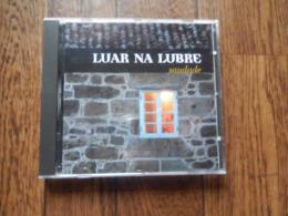 CD Luar Na Lubre　Saudade　ルアル・ナ・ルブレ

13曲収録
1　Desterro 2　Olla meu irmau　3　Cantiga do Neno da Tenda (con Adriana Varela)　4 Danza dos esqueletes　5　Domingo Ferreiro (con Lila Downs)　 6　Mina Nai　7 Pandeirada do Che (Farruco Sesto)　8 Lonxe da terrina　9　Nova Galicia　 10　Teu nome, Amarante (con Cida Airam)　 11　Galego guajiro　12　Saudade　 13　Tu gitana (con Pablo Milanes)
    
ルアル・ナ・ルブレ（Luar na Lubre）は、スペイン北西部、スペイン・ケルトの地として知られるガリシア州を代表する音楽グループ。「luar」とはガリシア語で「月の光」を、「lubre」とはドルイド僧が呪術を行った「魔法の森」を意味する。1992年よりマイク・オールドフィールドと親交を深め、オールドフィールドのアルバム『ヴォイジャー』（1996年）ではルアル・ナ・ルブレが1988年に発表した曲「O Son do Ar」がカヴァーされている。更に1999年にはオールドフィールドのツアー「ライヴ・ゼン&ナウ1999」で前座を務めて、世界的に知られるようになった。現在ではガリシアを代表するグループとなっている。 
