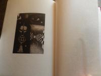 洋燈　深沢幸雄  [限定版]
藤川清撮影 ; 加藤孝次,由水常雄著
    出版社 冬樹社
    刊行年 昭和52年
    ページ数 129頁
    サイズ 21×30×3㎝ 
灯火用ガラス、とりわけランプの油壷とホヤの製造は明治のガラス工業をささえる主要分野であった。石油ランプは明治前期に急速に普及し生活の必需品となっていった。　　　　　　　　　　　　　　　　　中でも座敷ランプは、行灯や燭台のスタイルを取り入れ和洋折衷の魅力に富んでいる。また材質も鋳鉄製、朱塗り、安価なブリキ製など多様である。舶来品に匹敵するランプの制作は、明治中期以降で畳や障子に似合う日本的たおやかさを身につけた作例が生まれた。　　　　　　　　　　　　　　　　座敷ランプは、渋みとガラスの優雅さが不思議な調和をたもつ小世界を作り出す和ガラスの代表といえます。笠や油壷にガラスの加飾の粋が凝らされた卓上に置くランプ卓上に置く石油ランプ（灯油ランプ）を総称して「台ランプ」と呼びます。その中でも平芯で笠をかけない四つ爪で丸ホヤを支えたランプを「置きランブ」とし二分四つ手・五分四つ手とも呼び、巻芯のアルガン燈で円筒形の竹ホヤを冠せて笠のかかったものを「台ランプ」と区分します。笠や油壷にガラス加飾の粋が凝らされた華麗な作例が多い。座敷生活が一般的だった明治期には、紫檀や花凛、それを模した材質のランプ台が用意されることもあった。　豆ランプ。小型のランプは、仏壇、神棚、台所、風呂場、便所などに運ばれて手元を照らす明かりにされました。豆ランプ、手ランプ、吊りランプは巻き芯を用いる。大正４年の佐々木硝子店のカタログには同様の豆ランプは「豆押台」と掲載されている。　　　　　　　　
