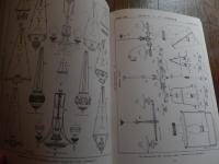 洋燈　深沢幸雄  [限定版]
藤川清撮影 ; 加藤孝次,由水常雄著
    出版社 冬樹社
    刊行年 昭和52年
    ページ数 129頁
    サイズ 21×30×3㎝ 
灯火用ガラス、とりわけランプの油壷とホヤの製造は明治のガラス工業をささえる主要分野であった。石油ランプは明治前期に急速に普及し生活の必需品となっていった。　　　　　　　　　　　　　　　　　中でも座敷ランプは、行灯や燭台のスタイルを取り入れ和洋折衷の魅力に富んでいる。また材質も鋳鉄製、朱塗り、安価なブリキ製など多様である。舶来品に匹敵するランプの制作は、明治中期以降で畳や障子に似合う日本的たおやかさを身につけた作例が生まれた。　　　　　　　　　　　　　　　　座敷ランプは、渋みとガラスの優雅さが不思議な調和をたもつ小世界を作り出す和ガラスの代表といえます。笠や油壷にガラスの加飾の粋が凝らされた卓上に置くランプ卓上に置く石油ランプ（灯油ランプ）を総称して「台ランプ」と呼びます。その中でも平芯で笠をかけない四つ爪で丸ホヤを支えたランプを「置きランブ」とし二分四つ手・五分四つ手とも呼び、巻芯のアルガン燈で円筒形の竹ホヤを冠せて笠のかかったものを「台ランプ」と区分します。笠や油壷にガラス加飾の粋が凝らされた華麗な作例が多い。座敷生活が一般的だった明治期には、紫檀や花凛、それを模した材質のランプ台が用意されることもあった。　豆ランプ。小型のランプは、仏壇、神棚、台所、風呂場、便所などに運ばれて手元を照らす明かりにされました。豆ランプ、手ランプ、吊りランプは巻き芯を用いる。大正４年の佐々木硝子店のカタログには同様の豆ランプは「豆押台」と掲載されている。　　　　　　　　
