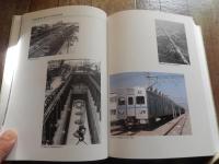 帝都高速度交通営団史　
 東京地下鉄株式会社　刊行年 平16　ページ数 633頁函付き　サイズ B5

日中戦争中に、国家による統制管理のために設置された経営財団、いわゆる「営団」の一つである。「帝都」とは大日本帝国の首都、すなわち東京のこと、「高速度」とは新幹線のような高速鉄道の意味ではなく、かつて市内交通の主役であった路面電車に対して「高速」である『都市高速鉄道』の意味である。英語表記は “Teito Rapid Transit Authority” で、 “TRTA” という略称もあった。東京地下鉄道と東京高速鉄道によって行われていた東京市の地下鉄建設・運営事業を統合し、一元的に東京の地下鉄を建設・経営する公共企業体として発足した。元々は1930年代の不況の中、他の交通機関と競争を続け経営難に陥っていた交通事業者を統合して救済する「交通調整」を目的に設立が検討され（この理念を体現したのがのちの陸上交通事業調整法である。当時このような交通事業の再編は、自動車の急増を背景としてロンドンやベルリンで既に行われており、世界的なトレンドであった）、地下鉄のみならず東京近郊のすべての鉄道とバス事業を担う巨大交通事業者となることが期待された。ところが1937年に日中戦争が開戦すると一転好景気となり、それに伴う輸送量の急増により「交通調整」の前提が崩れた。そこで計画が見直され、地下鉄の整備を新設の特殊法人（交通営団）が担い、路面電車やバスなどは東京市が管理するという体制となった。第二次世界大戦後、日本を占領した連合国軍最高司令官総司令部 (GHQ) の指令により、帝都高速度交通営団を除く営団は解散もしくは公団へ移行した。当営団についてもGHQは当初、戦時体制下の非民主的組織であるとして廃止を検討し、地下鉄運営の主導権を戦前より狙っていた東京都がこれを強く支持した。しかし、当時の東京都に地下鉄運営の実績がなかったことと、「交通営団は戦争目的の統合ではなく、当時世界的なトレンドであった交通事業再編の議論の一環で設立された組織」であるとする国と当営団の主張がGHQに受け入れられたためにそのまま維持され、旧憲法下の「帝都」を名称に含む組織は新体制移行後60年近くという長期に亘って存続した。その間、東京都の直営による地下鉄事業開始（1960年）や国鉄分割民営化