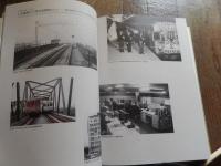 帝都高速度交通営団史　
 東京地下鉄株式会社　刊行年 平16　ページ数 633頁函付き　サイズ B5

日中戦争中に、国家による統制管理のために設置された経営財団、いわゆる「営団」の一つである。「帝都」とは大日本帝国の首都、すなわち東京のこと、「高速度」とは新幹線のような高速鉄道の意味ではなく、かつて市内交通の主役であった路面電車に対して「高速」である『都市高速鉄道』の意味である。英語表記は “Teito Rapid Transit Authority” で、 “TRTA” という略称もあった。東京地下鉄道と東京高速鉄道によって行われていた東京市の地下鉄建設・運営事業を統合し、一元的に東京の地下鉄を建設・経営する公共企業体として発足した。元々は1930年代の不況の中、他の交通機関と競争を続け経営難に陥っていた交通事業者を統合して救済する「交通調整」を目的に設立が検討され（この理念を体現したのがのちの陸上交通事業調整法である。当時このような交通事業の再編は、自動車の急増を背景としてロンドンやベルリンで既に行われており、世界的なトレンドであった）、地下鉄のみならず東京近郊のすべての鉄道とバス事業を担う巨大交通事業者となることが期待された。ところが1937年に日中戦争が開戦すると一転好景気となり、それに伴う輸送量の急増により「交通調整」の前提が崩れた。そこで計画が見直され、地下鉄の整備を新設の特殊法人（交通営団）が担い、路面電車やバスなどは東京市が管理するという体制となった。第二次世界大戦後、日本を占領した連合国軍最高司令官総司令部 (GHQ) の指令により、帝都高速度交通営団を除く営団は解散もしくは公団へ移行した。当営団についてもGHQは当初、戦時体制下の非民主的組織であるとして廃止を検討し、地下鉄運営の主導権を戦前より狙っていた東京都がこれを強く支持した。しかし、当時の東京都に地下鉄運営の実績がなかったことと、「交通営団は戦争目的の統合ではなく、当時世界的なトレンドであった交通事業再編の議論の一環で設立された組織」であるとする国と当営団の主張がGHQに受け入れられたためにそのまま維持され、旧憲法下の「帝都」を名称に含む組織は新体制移行後60年近くという長期に亘って存続した。その間、東京都の直営による地下鉄事業開始（1960年）や国鉄分割民営化