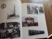 帝都高速度交通営団史　
 東京地下鉄株式会社　刊行年 平16　ページ数 633頁函付き　サイズ B5

日中戦争中に、国家による統制管理のために設置された経営財団、いわゆる「営団」の一つである。「帝都」とは大日本帝国の首都、すなわち東京のこと、「高速度」とは新幹線のような高速鉄道の意味ではなく、かつて市内交通の主役であった路面電車に対して「高速」である『都市高速鉄道』の意味である。英語表記は “Teito Rapid Transit Authority” で、 “TRTA” という略称もあった。東京地下鉄道と東京高速鉄道によって行われていた東京市の地下鉄建設・運営事業を統合し、一元的に東京の地下鉄を建設・経営する公共企業体として発足した。元々は1930年代の不況の中、他の交通機関と競争を続け経営難に陥っていた交通事業者を統合して救済する「交通調整」を目的に設立が検討され（この理念を体現したのがのちの陸上交通事業調整法である。当時このような交通事業の再編は、自動車の急増を背景としてロンドンやベルリンで既に行われており、世界的なトレンドであった）、地下鉄のみならず東京近郊のすべての鉄道とバス事業を担う巨大交通事業者となることが期待された。ところが1937年に日中戦争が開戦すると一転好景気となり、それに伴う輸送量の急増により「交通調整」の前提が崩れた。そこで計画が見直され、地下鉄の整備を新設の特殊法人（交通営団）が担い、路面電車やバスなどは東京市が管理するという体制となった。第二次世界大戦後、日本を占領した連合国軍最高司令官総司令部 (GHQ) の指令により、帝都高速度交通営団を除く営団は解散もしくは公団へ移行した。当営団についてもGHQは当初、戦時体制下の非民主的組織であるとして廃止を検討し、地下鉄運営の主導権を戦前より狙っていた東京都がこれを強く支持した。しかし、当時の東京都に地下鉄運営の実績がなかったことと、「交通営団は戦争目的の統合ではなく、当時世界的なトレンドであった交通事業再編の議論の一環で設立された組織」であるとする国と当営団の主張がGHQに受け入れられたためにそのまま維持され、旧憲法下の「帝都」を名称に含む組織は新体制移行後60年近くという長期に亘って存続した。その間、東京都の直営による地下鉄事業開始（1960年）や国鉄分割民営化