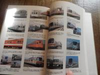 帝都高速度交通営団史　
 東京地下鉄株式会社　刊行年 平16　ページ数 633頁函付き　サイズ B5

日中戦争中に、国家による統制管理のために設置された経営財団、いわゆる「営団」の一つである。「帝都」とは大日本帝国の首都、すなわち東京のこと、「高速度」とは新幹線のような高速鉄道の意味ではなく、かつて市内交通の主役であった路面電車に対して「高速」である『都市高速鉄道』の意味である。英語表記は “Teito Rapid Transit Authority” で、 “TRTA” という略称もあった。東京地下鉄道と東京高速鉄道によって行われていた東京市の地下鉄建設・運営事業を統合し、一元的に東京の地下鉄を建設・経営する公共企業体として発足した。元々は1930年代の不況の中、他の交通機関と競争を続け経営難に陥っていた交通事業者を統合して救済する「交通調整」を目的に設立が検討され（この理念を体現したのがのちの陸上交通事業調整法である。当時このような交通事業の再編は、自動車の急増を背景としてロンドンやベルリンで既に行われており、世界的なトレンドであった）、地下鉄のみならず東京近郊のすべての鉄道とバス事業を担う巨大交通事業者となることが期待された。ところが1937年に日中戦争が開戦すると一転好景気となり、それに伴う輸送量の急増により「交通調整」の前提が崩れた。そこで計画が見直され、地下鉄の整備を新設の特殊法人（交通営団）が担い、路面電車やバスなどは東京市が管理するという体制となった。第二次世界大戦後、日本を占領した連合国軍最高司令官総司令部 (GHQ) の指令により、帝都高速度交通営団を除く営団は解散もしくは公団へ移行した。当営団についてもGHQは当初、戦時体制下の非民主的組織であるとして廃止を検討し、地下鉄運営の主導権を戦前より狙っていた東京都がこれを強く支持した。しかし、当時の東京都に地下鉄運営の実績がなかったことと、「交通営団は戦争目的の統合ではなく、当時世界的なトレンドであった交通事業再編の議論の一環で設立された組織」であるとする国と当営団の主張がGHQに受け入れられたためにそのまま維持され、旧憲法下の「帝都」を名称に含む組織は新体制移行後60年近くという長期に亘って存続した。その間、東京都の直営による地下鉄事業開始（1960年）や国鉄分割民営化