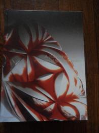 まぼろしの薩摩切子　一瞬のきらめき［図録］
 土田ルリ子, 井垣万里子, 安河内幸絵編集
    出版社 サントリー美術館
    ページ数 239p
    サイズ 27cm 

江戸時代後期、日本にも虹色に輝くガラスが登場。江戸切子や薩摩切子と呼ばれるカットガラス。かつて、西洋からもたらされた無色透明のカットガラスは、その洗練された美しさから「ギヤマン」と呼ばれました。「ギヤマン」は、ポルトガル語の「ディヤマンテ」を語源とし、「ダイヤモンド」を意味します。日本で生まれたカットガラスの中でも、とりわけ鹿児島・薩摩藩が力を尽くして生み出した薩摩切子は、多様な色彩と豊富な文様とのハーモニーが最大の魅力。弘化3年、薩摩藩主・27代島津斉興が始めた薩摩のガラス産業は、息子・斉彬の代に飛躍的な成長を遂げる。イギリスの力強い直線やボヘミアの優美な曲線など、その造形にはヨーロッパの影響が多々見られます。海外輸出も視野に入れた藩の特産品として開発されたこともあって、現存する器は、将軍家や大名家などに伝来するものも少ない。しかし文久3年、薩英戦争によってガラス工場が破壊されると、その製造は衰退の一途をたどります。幕末の十数年の間に一気に興隆し、明治初期には制作されなくなり、はかない運命を遂げた薩摩切子。その成り立ちから終焉までを約160件の作品で一挙公開。さらに、これまで存在が明らかにされてここなかった「無色の薩摩」にも着目し、近年の調査の結果も踏まえつつ、その一端をご紹介。西洋への憧れと日本的な美意識とが融合した、独自の美の世界。