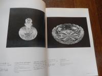 まぼろしの薩摩切子　一瞬のきらめき［図録］
 土田ルリ子, 井垣万里子, 安河内幸絵編集
    出版社 サントリー美術館
    ページ数 239p
    サイズ 27cm 

江戸時代後期、日本にも虹色に輝くガラスが登場。江戸切子や薩摩切子と呼ばれるカットガラス。かつて、西洋からもたらされた無色透明のカットガラスは、その洗練された美しさから「ギヤマン」と呼ばれました。「ギヤマン」は、ポルトガル語の「ディヤマンテ」を語源とし、「ダイヤモンド」を意味します。日本で生まれたカットガラスの中でも、とりわけ鹿児島・薩摩藩が力を尽くして生み出した薩摩切子は、多様な色彩と豊富な文様とのハーモニーが最大の魅力。弘化3年、薩摩藩主・27代島津斉興が始めた薩摩のガラス産業は、息子・斉彬の代に飛躍的な成長を遂げる。イギリスの力強い直線やボヘミアの優美な曲線など、その造形にはヨーロッパの影響が多々見られます。海外輸出も視野に入れた藩の特産品として開発されたこともあって、現存する器は、将軍家や大名家などに伝来するものも少ない。しかし文久3年、薩英戦争によってガラス工場が破壊されると、その製造は衰退の一途をたどります。幕末の十数年の間に一気に興隆し、明治初期には制作されなくなり、はかない運命を遂げた薩摩切子。その成り立ちから終焉までを約160件の作品で一挙公開。さらに、これまで存在が明らかにされてここなかった「無色の薩摩」にも着目し、近年の調査の結果も踏まえつつ、その一端をご紹介。西洋への憧れと日本的な美意識とが融合した、独自の美の世界。