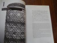 まぼろしの薩摩切子　一瞬のきらめき［図録］
 土田ルリ子, 井垣万里子, 安河内幸絵編集
    出版社 サントリー美術館
    ページ数 239p
    サイズ 27cm 

江戸時代後期、日本にも虹色に輝くガラスが登場。江戸切子や薩摩切子と呼ばれるカットガラス。かつて、西洋からもたらされた無色透明のカットガラスは、その洗練された美しさから「ギヤマン」と呼ばれました。「ギヤマン」は、ポルトガル語の「ディヤマンテ」を語源とし、「ダイヤモンド」を意味します。日本で生まれたカットガラスの中でも、とりわけ鹿児島・薩摩藩が力を尽くして生み出した薩摩切子は、多様な色彩と豊富な文様とのハーモニーが最大の魅力。弘化3年、薩摩藩主・27代島津斉興が始めた薩摩のガラス産業は、息子・斉彬の代に飛躍的な成長を遂げる。イギリスの力強い直線やボヘミアの優美な曲線など、その造形にはヨーロッパの影響が多々見られます。海外輸出も視野に入れた藩の特産品として開発されたこともあって、現存する器は、将軍家や大名家などに伝来するものも少ない。しかし文久3年、薩英戦争によってガラス工場が破壊されると、その製造は衰退の一途をたどります。幕末の十数年の間に一気に興隆し、明治初期には制作されなくなり、はかない運命を遂げた薩摩切子。その成り立ちから終焉までを約160件の作品で一挙公開。さらに、これまで存在が明らかにされてここなかった「無色の薩摩」にも着目し、近年の調査の結果も踏まえつつ、その一端をご紹介。西洋への憧れと日本的な美意識とが融合した、独自の美の世界。