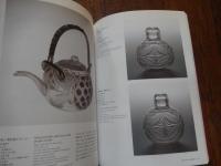 まぼろしの薩摩切子　一瞬のきらめき［図録］
 土田ルリ子, 井垣万里子, 安河内幸絵編集
    出版社 サントリー美術館
    ページ数 239p
    サイズ 27cm 

江戸時代後期、日本にも虹色に輝くガラスが登場。江戸切子や薩摩切子と呼ばれるカットガラス。かつて、西洋からもたらされた無色透明のカットガラスは、その洗練された美しさから「ギヤマン」と呼ばれました。「ギヤマン」は、ポルトガル語の「ディヤマンテ」を語源とし、「ダイヤモンド」を意味します。日本で生まれたカットガラスの中でも、とりわけ鹿児島・薩摩藩が力を尽くして生み出した薩摩切子は、多様な色彩と豊富な文様とのハーモニーが最大の魅力。弘化3年、薩摩藩主・27代島津斉興が始めた薩摩のガラス産業は、息子・斉彬の代に飛躍的な成長を遂げる。イギリスの力強い直線やボヘミアの優美な曲線など、その造形にはヨーロッパの影響が多々見られます。海外輸出も視野に入れた藩の特産品として開発されたこともあって、現存する器は、将軍家や大名家などに伝来するものも少ない。しかし文久3年、薩英戦争によってガラス工場が破壊されると、その製造は衰退の一途をたどります。幕末の十数年の間に一気に興隆し、明治初期には制作されなくなり、はかない運命を遂げた薩摩切子。その成り立ちから終焉までを約160件の作品で一挙公開。さらに、これまで存在が明らかにされてここなかった「無色の薩摩」にも着目し、近年の調査の結果も踏まえつつ、その一端をご紹介。西洋への憧れと日本的な美意識とが融合した、独自の美の世界。