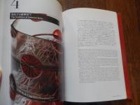 まぼろしの薩摩切子　一瞬のきらめき［図録］
 土田ルリ子, 井垣万里子, 安河内幸絵編集
    出版社 サントリー美術館
    ページ数 239p
    サイズ 27cm 

江戸時代後期、日本にも虹色に輝くガラスが登場。江戸切子や薩摩切子と呼ばれるカットガラス。かつて、西洋からもたらされた無色透明のカットガラスは、その洗練された美しさから「ギヤマン」と呼ばれました。「ギヤマン」は、ポルトガル語の「ディヤマンテ」を語源とし、「ダイヤモンド」を意味します。日本で生まれたカットガラスの中でも、とりわけ鹿児島・薩摩藩が力を尽くして生み出した薩摩切子は、多様な色彩と豊富な文様とのハーモニーが最大の魅力。弘化3年、薩摩藩主・27代島津斉興が始めた薩摩のガラス産業は、息子・斉彬の代に飛躍的な成長を遂げる。イギリスの力強い直線やボヘミアの優美な曲線など、その造形にはヨーロッパの影響が多々見られます。海外輸出も視野に入れた藩の特産品として開発されたこともあって、現存する器は、将軍家や大名家などに伝来するものも少ない。しかし文久3年、薩英戦争によってガラス工場が破壊されると、その製造は衰退の一途をたどります。幕末の十数年の間に一気に興隆し、明治初期には制作されなくなり、はかない運命を遂げた薩摩切子。その成り立ちから終焉までを約160件の作品で一挙公開。さらに、これまで存在が明らかにされてここなかった「無色の薩摩」にも着目し、近年の調査の結果も踏まえつつ、その一端をご紹介。西洋への憧れと日本的な美意識とが融合した、独自の美の世界。