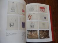 まぼろしの薩摩切子　一瞬のきらめき［図録］
 土田ルリ子, 井垣万里子, 安河内幸絵編集
    出版社 サントリー美術館
    ページ数 239p
    サイズ 27cm 

江戸時代後期、日本にも虹色に輝くガラスが登場。江戸切子や薩摩切子と呼ばれるカットガラス。かつて、西洋からもたらされた無色透明のカットガラスは、その洗練された美しさから「ギヤマン」と呼ばれました。「ギヤマン」は、ポルトガル語の「ディヤマンテ」を語源とし、「ダイヤモンド」を意味します。日本で生まれたカットガラスの中でも、とりわけ鹿児島・薩摩藩が力を尽くして生み出した薩摩切子は、多様な色彩と豊富な文様とのハーモニーが最大の魅力。弘化3年、薩摩藩主・27代島津斉興が始めた薩摩のガラス産業は、息子・斉彬の代に飛躍的な成長を遂げる。イギリスの力強い直線やボヘミアの優美な曲線など、その造形にはヨーロッパの影響が多々見られます。海外輸出も視野に入れた藩の特産品として開発されたこともあって、現存する器は、将軍家や大名家などに伝来するものも少ない。しかし文久3年、薩英戦争によってガラス工場が破壊されると、その製造は衰退の一途をたどります。幕末の十数年の間に一気に興隆し、明治初期には制作されなくなり、はかない運命を遂げた薩摩切子。その成り立ちから終焉までを約160件の作品で一挙公開。さらに、これまで存在が明らかにされてここなかった「無色の薩摩」にも着目し、近年の調査の結果も踏まえつつ、その一端をご紹介。西洋への憧れと日本的な美意識とが融合した、独自の美の世界。