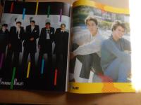 ロック・ショウ2月号増刊 ピンナップ・ブック / Rock Show Special Issue Pin Up Book

『ロック・ショウ２月号増刊 ピンナップ・ブック』。84年ロック・ショウを飾る顔が大集合！当時のバンドやユニットなどを紹介。表紙を飾るのはデュラン・デュランやボーイ・ジョージ（カルチャー・クラブ）、デヴィッド・ボウイ、ワム！、本田恭章、ヴァン・ヘイレン、ブライアン・アダムス、ポリスからジョン・ライドンやマイケル・ジャクソン
ポスター欠けです。