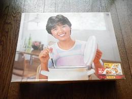 郁恵ちゃんの愛情ジグソーパズルグリコワンタッチカレー

榊󠄀原郁恵（1959年〈昭和34年〉5月8日）タレント、女優、歌手、司会者、元アイドル。身長155cm。スリーサイズはB85・W63・H88。神奈川県出身。川崎市にて出生後、3歳の時に厚木市に引っ越す。厚木市立厚木第二小学校、厚木市立厚木中学校、神奈川県立厚木東高校を経て堀越高等学校卒業。ホリプロ所属。榊原の「榊」は木へんに神（榊󠄀）と書くのが正しい。
4歳年上の姉がいる。姉が子供のころに児童劇団に入っており、自分も児童劇団に入りたいと葉書で申し込んだが、その審査日が家族旅行の日と重なったために相談したところ、母や姉から叱られて断念したということがあった。中学時代はテニス部、厚木東高校時代は人形浄瑠璃部に所属していた。父は中日新聞社の社員だった。高校2年の時に、ホリプロが主催する「第1回ホリプロタレントスカウトキャラバン」で優勝(審査員特別賞は荒木由美子) 。芸能界入りを機に上京し、芸能活動コースがあった堀越高等学校へ転校している。歌手デビューは翌年の1977年（昭和52年）1月1日だが、CMや映画への出演は1976年（昭和51年）からである。決勝大会などでのサブタイトルに「1億円のスター」とあったことから、デビュー時のキャッチフレーズが「1億円のシンデレラ」となった。デビューに当たって芸名を考えることになり、『月刊明星』（集英社）誌上でも芸名の公募が行われた。そこで、榊󠄀原の榊󠄀が読みにくいからと「原 郁恵」（はら いくえ）、郁恵の郁も読みにくそうだからと「原 恵」（はら めぐみ）、厚木出身だから「厚木 郁恵」などといった名前も候補に挙がったが、結局ピンとくるものが無く、「読みにくい名前だが、一度覚えたら忘れないだろう」という意見でまとまり、本名のままで活動することになった。

