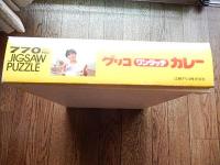 郁恵ちゃんの愛情ジグソーパズルグリコワンタッチカレー

榊󠄀原郁恵（1959年〈昭和34年〉5月8日）タレント、女優、歌手、司会者、元アイドル。身長155cm。スリーサイズはB85・W63・H88。神奈川県出身。川崎市にて出生後、3歳の時に厚木市に引っ越す。厚木市立厚木第二小学校、厚木市立厚木中学校、神奈川県立厚木東高校を経て堀越高等学校卒業。ホリプロ所属。榊原の「榊」は木へんに神（榊󠄀）と書くのが正しい。
4歳年上の姉がいる。姉が子供のころに児童劇団に入っており、自分も児童劇団に入りたいと葉書で申し込んだが、その審査日が家族旅行の日と重なったために相談したところ、母や姉から叱られて断念したということがあった。中学時代はテニス部、厚木東高校時代は人形浄瑠璃部に所属していた。父は中日新聞社の社員だった。高校2年の時に、ホリプロが主催する「第1回ホリプロタレントスカウトキャラバン」で優勝(審査員特別賞は荒木由美子) 。芸能界入りを機に上京し、芸能活動コースがあった堀越高等学校へ転校している。歌手デビューは翌年の1977年（昭和52年）1月1日だが、CMや映画への出演は1976年（昭和51年）からである。決勝大会などでのサブタイトルに「1億円のスター」とあったことから、デビュー時のキャッチフレーズが「1億円のシンデレラ」となった。デビューに当たって芸名を考えることになり、『月刊明星』（集英社）誌上でも芸名の公募が行われた。そこで、榊󠄀原の榊󠄀が読みにくいからと「原 郁恵」（はら いくえ）、郁恵の郁も読みにくそうだからと「原 恵」（はら めぐみ）、厚木出身だから「厚木 郁恵」などといった名前も候補に挙がったが、結局ピンとくるものが無く、「読みにくい名前だが、一度覚えたら忘れないだろう」という意見でまとまり、本名のままで活動することになった。

