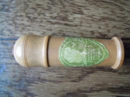 日本製　香水瓶ガラス製　木製ケース入り
木製ケースのサイズ　8ｃｍ-2.5ｃｍ
