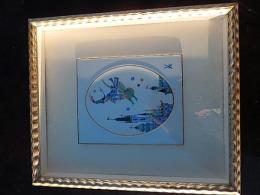 マイセン(Meissen) 陶板画/NO.128 ホラ吹き男爵(額付き)
ハインッベルナー教授の芸術的な陶板画でミュンヒハウゼン男爵の不思議な海陸の旅および従軍奇談をモチーフにしたシリーズで、　マイセンならではの美しい色彩と繊細なハンドペイントで描かれた華麗な作品です。
　　サイズ:陶板画　縦18cm×横15cm
　　　　　　