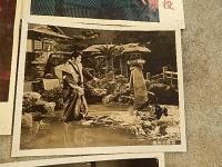 美男の顔役　映画館ロビーカード　6点　36-28ｃｍ、25-20ｃｍ　大川橋蔵　「葵の暴れん坊」の小国英雄が脚本を書き、「若さま侍捕物帳　黒い椿」の沢島忠が監督した娯楽時代劇。撮影もコンビの山岸長樹。
1962年製作／90分／日本
配給：東映

スタッフ・キャスト監督沢島忠 脚本小国英雄企画中村有隣森義雄

    金子市之丞大川橋蔵
    山形勲 河内山宗俊山形勲
    渥美清暗闇の丑松渥美清
    里見浩太朗片岡直次郎里見浩太朗
ピン跡あります。
