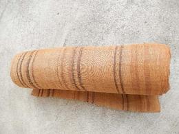 芭蕉布　反物　9ｍ70ｃｍ-34ｃｍ　アンティーク　少しホツレ補修（11箇所）
芭蕉布は、沖縄本島の北部に位置する大宜味 (おおぎみ) 村の喜如嘉 (きじょか) を中心に作られる織物。
バナナ (実芭蕉) の仲間である糸芭蕉 (イトバショウ) の繊維を用いる。糸芭蕉の栽培から生地の仕上げまで全てを地元で手作業で行う稀有な工芸品となっている。
琉球王国の時代から、王族がその着物を身につけた他、中国 (清王朝) や日本 (徳川家) への最上の貢ぎ物であった。また、庶民の着物としてもなくてはならないものだった。涼をはらんださわやかな着心地は、高温多湿な気候での暮らしを快適にし、普段着から晴れ着まで場所を選ばず着用されてきた。
芭蕉布は県の無形文化財に、また「喜如嘉の芭蕉布」の名で国の重要無形文化財、経済産業大臣指定伝統的工芸品に指定されている。
