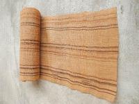 芭蕉布　反物　9ｍ70ｃｍ-34ｃｍ　アンティーク　少しホツレ補修（11箇所）
芭蕉布は、沖縄本島の北部に位置する大宜味 (おおぎみ) 村の喜如嘉 (きじょか) を中心に作られる織物。
バナナ (実芭蕉) の仲間である糸芭蕉 (イトバショウ) の繊維を用いる。糸芭蕉の栽培から生地の仕上げまで全てを地元で手作業で行う稀有な工芸品となっている。
琉球王国の時代から、王族がその着物を身につけた他、中国 (清王朝) や日本 (徳川家) への最上の貢ぎ物であった。また、庶民の着物としてもなくてはならないものだった。涼をはらんださわやかな着心地は、高温多湿な気候での暮らしを快適にし、普段着から晴れ着まで場所を選ばず着用されてきた。
芭蕉布は県の無形文化財に、また「喜如嘉の芭蕉布」の名で国の重要無形文化財、経済産業大臣指定伝統的工芸品に指定されている。