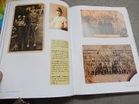  在日朝鮮人100年写真集　前駐名古屋　大韓民国　総領事　鄭燐源直筆サイン入　분단의 경계를 허무는 두 자이니치의 망향가 재일한인 100년의 사진기록
김남일 , 서경식 , 양영희 , 정호승 , 최인석 지음 | 현실문화연구 | 2007년 02월 28일 출간 　全310頁