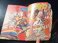 小学館BOOK 怪獣大進撃1970(S45)10.25
【状態詳細】経年の汚れあります。「はりえ」未使用
【サイズ】B5
【ページ数】78P
絵:萩原孝治「えいっ、ウルトラチョップだ」「怪獣と星人の戦い」
絵:渡辺正美「強いぞミクラス」「ウルトラマンの一撃だ」
絵:西田幸司「ありがとうウルトラセブン」4C8P
「英語遊びウルトラセブンのおかしやさん」
久松文雄「まけるなウルトラマン」
絵:上山ひろ志「怪獣の中を見よう」2C5P