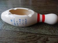 ボーリングピン型　磁器灰皿　キャラクター　やんみちなお　FUZAN陶芸
サイズ ：タテ約９ｃｍ　ヨコ２４ｃｍ　高さ５ｃｍ
素材　 ：陶器製
状態　 ：未使用品　
追記　 ：重量/２３２ｇ