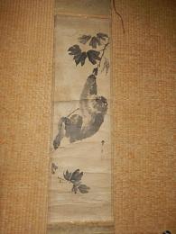 雪畓猿図 
絹本着色・絹装　181×30　
絹本シミ　軸下段左側壊れ