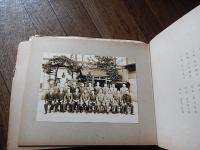 神田青果市場仲買組合解散記念
 丹羽写真館謹製
    刊行年 昭16
    解説 Ａ４横判　写真２２葉＋折込図１枚　大和綴／集合写真を中心に、印画紙を台紙に貼り込んだ写真帖。各葉其々に人名等のキャプションが刷られた保護紙付。折込図は「東京市中央卸売市場神田分場配置図」。