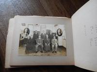 神田青果市場仲買組合解散記念
 丹羽写真館謹製
    刊行年 昭16
    解説 Ａ４横判　写真２２葉＋折込図１枚　大和綴／集合写真を中心に、印画紙を台紙に貼り込んだ写真帖。各葉其々に人名等のキャプションが刷られた保護紙付。折込図は「東京市中央卸売市場神田分場配置図」。