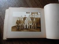 神田青果市場仲買組合解散記念
 丹羽写真館謹製
    刊行年 昭16
    解説 Ａ４横判　写真２２葉＋折込図１枚　大和綴／集合写真を中心に、印画紙を台紙に貼り込んだ写真帖。各葉其々に人名等のキャプションが刷られた保護紙付。折込図は「東京市中央卸売市場神田分場配置図」。