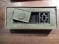 国鉄　181系特急とき　灰皿　鋳物製　28.5cm-12cm-4cm 未使用

特急ときは東海道・山陽特急以外で電車特急が設定された最初の列車であり、急行佐渡・越路・弥彦が走っていた区間の所要時間を30分以上短縮する列車として華々しく登場した。意外にも当初は1往復のみであったがどんどん大きな成長を遂げ、最大14往復の大所帯となっていった。こだま型直流電車の末裔と言える181系を最後まで使用していた定期列車であり、なおかつボンネット型電車特急として真っ先にイラスト・トレインマークを採用したことでも注目を集めていた。