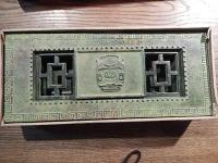 国鉄　181系特急とき　灰皿　鋳物製　28.5cm-12cm-4cm 未使用

特急ときは東海道・山陽特急以外で電車特急が設定された最初の列車であり、急行佐渡・越路・弥彦が走っていた区間の所要時間を30分以上短縮する列車として華々しく登場した。意外にも当初は1往復のみであったがどんどん大きな成長を遂げ、最大14往復の大所帯となっていった。こだま型直流電車の末裔と言える181系を最後まで使用していた定期列車であり、なおかつボンネット型電車特急として真っ先にイラスト・トレインマークを採用したことでも注目を集めていた。