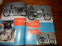 モーターサイクリスト1974年2月号(カワサキマッハⅢSidecar)
スズギGT750.550．380．250当時のシリーズ発表や世界に羽ばたいたGPライダー、50cc定値地比較テスト.スズギハスラー.MUNCH1200.富士レース．ハーレーカスタムチョッパー.世界一速度記録車.マカオGP特集