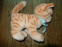 Steiff シュタイフ　トラネコ　「Lizzy Cat」
シュタイフで、1979年から1990年までつくられていたトラネコのぬいぐるみの「Lizzy Cat」です。
・実寸サイズ　　ピンと立った尻尾も含めた実寸サイズでは
  H: 約 25cm   W: 34㎝   D:  13cm 
IDボタン、イヤータグあり。フダあり。