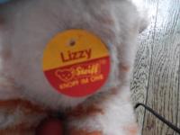 Steiff シュタイフ　トラネコ　「Lizzy Cat」
シュタイフで、1979年から1990年までつくられていたトラネコのぬいぐるみの「Lizzy Cat」です。
・実寸サイズ　　ピンと立った尻尾も含めた実寸サイズでは
  H: 約 25cm   W: 34㎝   D:  13cm 
IDボタン、イヤータグあり。フダあり。
