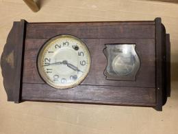TAISEN 今岡時計 掛時計 柱時計 古時計 振子時計 ボンボン時計 昭和10～20年代 昭和レトロ　47cm-21cm-12cm 完動品

1916年(大正5年)、時計の製造卸売り業として創業。創業者の今岡吉太郎は、まず輸入掛け時計の販売を始め、昭和初期より、オリジナルブランドである掛け時計「TAISEN」の製造・販売を開始。その後今岡時計店はセイコーの代理店として国産ブランド腕時計を販売。