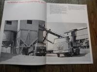 HENSCHEL Kipper Allradkipper  トラックカタログ　　全10頁


ヘンシェル（独: Henschel）は、ドイツ、カッセルで設立された機械・車両メーカーである。ヘンシェルはドイツの初期の蒸気機関車を製作し、一時期はヨーロッパで最も重要な機関車製造メーカであった。当初はヘンシェル・ウント・ゾーン（Henschel & Sohn）、1957年からヘンシェル・ヴェルケ（Henschel Werke）となった[1]。1925年から1970年代まで、ヘンシェルはトラックやバスの製造でもドイツ有数のメーカであった。1933年から1945年までは、ヘンシェルはカッセルにおいて戦車を、ベルリンにおいて航空機とミサイルの製造を行っていた。この中には有名なティーガーI戦車も含まれる。 