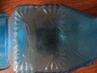 ウランガラス あめや瓶 型吹きガラス 蓋付き容器 和ガラス/氷コップ あめや瓶
戦前のウランガラスのあめや瓶です。
珍しい蓋の形状です。
蓋部分の縁に由来のホツがあります。
和ガラス、時代保証。　

寸法　高さ－約19.0ｃｍ