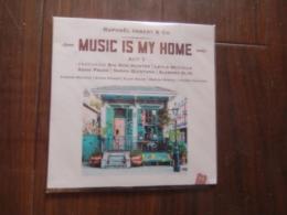  Raphael Imbert / Music is my home Act 1. [輸入盤]
異才アンベールがアメリカのルーツをみつめたプロジェクト
[商品番号 JV-570090] [CD] [輸入盤] [JAZZ VILLAGE]
[収録作品]
1 MLK Blues 
2 Black Atlantic 
3 The Mighty Flood 
4 Going For Myself 
5 Weeping Willow Blues 
6 Please, Don't Leave Me 
7 Make That Guitar Talk 
8 La Coulée Rodair 
9 Help Me Lord
10 Sweat River Blues 
11 Music is my Home 
12 Just A Closer Walk With Thee 
13 Po Boy
★バッハ－コルトレーン・プロジェクト、アマデウス-ザ・デューク・プロジェクト、また2013年には、ポーランド系フランス・スイス人作曲家カロル・ベッファとのコラボと、ジャズ、クラシックを融合させた試みで本国フランスで話題のサックス奏者、ラファエル・アンベール。
★そのアンベールが今回はギター、ハーモニカ、そしてバンジョーをフィーチャー。ブルースをベースに、ジャイヴ、ソウル、カントリー、ゴスペル・・・とアメリカのルーツを探るプロジェクトを立ち上げました。ニューオリンズ、アトランタ・・・フランス人が見たアメリカの風景とは。。。
メンバー：
Raphaël Imbert(sax), Pierre Fenichel(b, bass ukulele), Big Ron Hunter(vo, g), Leyla McCalla(vo, cello, banjo), Anne Paceo(ds),
Sarah Quintaba(vo), Marion Rampal(vo), Sumon Sieger(tb, key, acco), Alabama Slim(vo, g), Alain Soler(haca), Thomas Weirich(g)

