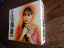 CD3枚組　台湾情台湾歌4　江蕙　Kang Hūi（カン・フイ）</p>
<p>江蕙（台湾語白話字：Kang Hūi（カン・フイ）、中国語ピンイン：Jiāng Huì（チァン・フエイ）、1961年9月1日- ）は台湾の女性歌手。専ら台湾語（台湾ホーロー語）で唱っており、「台語天后」（意訳：台湾語歌謡の女王）と称されている。<br />
2015年6月27日の第26回金曲賞で「特別貢献賞」を受賞した。同年9月13日の高雄コンサートをもって芸能界を引退した。 江蕙と彼女が活躍する台湾語歌謡界について理解する為には、台湾語の歴史的事情に注意を払う必要がある。台湾は、日本が第二次世界大戦敗戦後中華民国に返還され、内戦に敗れた中華民国政権が中央政府を1949年に台湾に移し、1990年代まで戒厳令で独裁強権政治が行われて来た。この間、台湾人には北京語が強要され、彼等の母語である台湾語（ホーロー語、客家語、原住民諸語）は抑圧され、蔑ろにされて来た。こうした事情から、当時の恐怖政治下では、中国語は現代的で洒落たもの、台湾語は古臭くて格好悪いもの、と言う暗黙裏の位置付けがあった。従って、現代的な欧米のポップスや日本のニューミュージックの影響が及んだのは、先ず中国語の歌謡曲であり（校園民歌など）、台湾語の歌は昔ながらの民謡や日本の歌謡曲の翻訳にほぼ限られていた。<br />
この様な状況に対して、欧米日のポップスと比べて遜色のない現代的なメロディーを台湾語で歌う、と言う変革をもたらした代表選手が江蕙である。その様な現代台湾語ポップスの萌芽としては潘越雲の「情字這条路」（1988年）などが先行したが、決定打は江蕙が1992年に出した「酒後的心聲」と言える。日本人の耳には1980年代に流行したポップス演歌に似ているが、同曲はそれ以前のド演歌とは一線を画すもので、台湾全土の老若男女に受け入れられ、伝説的な大ヒットとなった。台湾では既に中国語世代が主流となってはいるが、今日では、台湾語の曲を聞いたりカラオケで歌うことに恥ずかしさや抵抗感はないし、中華人民共和国に於てさえ一部では江蕙を始めとする台湾語曲が人気を得ている。 </p>
<p>
