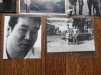 渥美清プライベート生写真8点　大判含　27.5cm-22.5cm〜17.5cm-12.5cm　

渥美 清（1928年〈昭和3年〉3月10日 - 1996年〈平成8年〉8月4日）、コメディアン、俳優、歌手。本名：田所 康雄。代表作『男はつらいよ』シリーズで、柴又育ちのテキ屋で風来坊の主人公「車 寅次郎」を演じ、「寅さん」として広く国民的人気を博した昭和の名優。没後に国民栄誉賞を受賞。