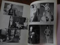 さらす ストリップの世界 　芸双書　3南博・永井啓夫・小沢昭一著　 白水社発行
    刊行年 1981年初版
『ストリップ劇場めぐりの雑文を掲載していた時、私は、あるパーティで、久しぶりに会った若手の大学教授兼評論家から、おだやかに一発くらわされたことがあった。「小説現代のあれ、読みましたよ。あんなことは書かないほうがいいと思うなあ。それあ、僕だってストリップも見ますよ。だけどねえ、ストリップなんてものは、見たければ見てひとりで楽しんでおればいいのですよ。」そして彼は、どこそこの温泉へ行った時これこれこういうストリップを見たということを、いかにも低俗な口ぶりで話して、そのまま、さっさと他の友人の所へ行ってしまった。・・彼には私のその雑文が、いかにも低俗なものに見えたのであろう。・・私は私のその雑文を、低俗でないとは思っていない。低俗、結構ではないか。だが、その低俗は、彼が自分の見たストリップのことを話した時の、その低俗さとは違うものだ。私は、彼が彼の低俗を以て私の雑文を低俗と見たことが、いやだった。私はその雑文をなぜ書いたか。あえて理屈をひねり出していうならば、ほんとうは低俗なくせに低俗ではないようなふりをすることによって世を渡っていること（それはもちろん私自身を含めてのことである）に対する反撥や暴露の気持ちもないわけではなかったのである。』私も駒田信二氏が夢中になった世界に、一時期寝食を忘れて没頭応援しました。しかし、駒田氏がこの著書で言及した「低俗なくせに低俗ではないようなふりをすることによって世を渡っている輩」によって、理不尽にも劇場から排除されました。これら輩の応援信条は、表面上では低俗ではない固有の踊り子を強く応援しながら、裏の影に廻ってはその低俗さを痛感する離反的な悪しき二面性を持っています。そして、その社会的な認識の低俗さを悪用（個人的な嗜好行動を私の所属会社に暴露し社会的信用失墜を計る）して、私をその劇場から理不尽に排斥したのです。私の職業は、駒田信二氏のような著述業（組織にまったく縛られない自由な職業）ではなく普通の会社員です。だから、自分の信念だけに生きられるとても強い駒田信二氏のように、受けた迫害を撥ね付ける力がありません。
