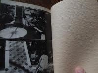 さらす ストリップの世界 　芸双書　3南博・永井啓夫・小沢昭一著　 白水社発行
    刊行年 1981年初版
『ストリップ劇場めぐりの雑文を掲載していた時、私は、あるパーティで、久しぶりに会った若手の大学教授兼評論家から、おだやかに一発くらわされたことがあった。「小説現代のあれ、読みましたよ。あんなことは書かないほうがいいと思うなあ。それあ、僕だってストリップも見ますよ。だけどねえ、ストリップなんてものは、見たければ見てひとりで楽しんでおればいいのですよ。」そして彼は、どこそこの温泉へ行った時これこれこういうストリップを見たということを、いかにも低俗な口ぶりで話して、そのまま、さっさと他の友人の所へ行ってしまった。・・彼には私のその雑文が、いかにも低俗なものに見えたのであろう。・・私は私のその雑文を、低俗でないとは思っていない。低俗、結構ではないか。だが、その低俗は、彼が自分の見たストリップのことを話した時の、その低俗さとは違うものだ。私は、彼が彼の低俗を以て私の雑文を低俗と見たことが、いやだった。私はその雑文をなぜ書いたか。あえて理屈をひねり出していうならば、ほんとうは低俗なくせに低俗ではないようなふりをすることによって世を渡っていること（それはもちろん私自身を含めてのことである）に対する反撥や暴露の気持ちもないわけではなかったのである。』私も駒田信二氏が夢中になった世界に、一時期寝食を忘れて没頭応援しました。しかし、駒田氏がこの著書で言及した「低俗なくせに低俗ではないようなふりをすることによって世を渡っている輩」によって、理不尽にも劇場から排除されました。これら輩の応援信条は、表面上では低俗ではない固有の踊り子を強く応援しながら、裏の影に廻ってはその低俗さを痛感する離反的な悪しき二面性を持っています。そして、その社会的な認識の低俗さを悪用（個人的な嗜好行動を私の所属会社に暴露し社会的信用失墜を計る）して、私をその劇場から理不尽に排斥したのです。私の職業は、駒田信二氏のような著述業（組織にまったく縛られない自由な職業）ではなく普通の会社員です。だから、自分の信念だけに生きられるとても強い駒田信二氏のように、受けた迫害を撥ね付ける力がありません。