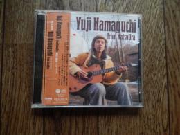 CD 見本盤　濱口祐自 フロム・カツウラ

濱口祐自
デルタ・ブルースからサティ、エリントンに至るまで熊野フィーリングたっぷりに演奏する異能のギタリスト。
80年代：遠洋マグロ漁船に乗りパプアニューギニアに行く。
勝浦漁港の古い民家を、自らの手で切り出した竹を使ってクラブに改造、12年間経営と演奏。
90年代：ヨーロッパ(ドイツ、スイス、オランダ、フランス)の各地でストリート演奏の旅を行う。98年ソロギターアルバム「竹林パワーDream」発表。
2001年　東京青山での全国フィンガーピッキングギターコンテストに於いて会場投票1位のオーデンエンス賞獲得。
2013年　久保田麻琴プロデュースでアルバム制作開始。渋谷のライブハウス、SARAVAH東京での10月ショウケースと明けて1月の2度目では記録的な観客動員を果たす。
2014年6月、久保田麻琴プロデュースによるメジャー・デビュー・アルバム『Yuji Hamaguchi from KatsuUra』を日本コロムビアよりリリース。この稀有な存在に新聞・雑誌・ラジオ・テレビで話題沸騰となる。11月にはテレビ朝日「題名のない音楽会」に出演し大反響。
2015年7月にセカンドアルバム『Yuji Hamaguchi Going Home』をリリース。

