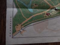 明治神宮全景　明治神宮御境内及外苑之図付（千駄ヶ谷停車場　新宿御苑　信濃町停車場　赤坂離宮　青山雛堂　陸軍大学校　学習院女学部　近衛歩兵第四聯隊　原宿停車場　旧御苑　代々木練兵場　外苑　絵画館　葬場殿社　憲法記念館　）　40×54cm　明治神宮社務所 