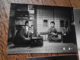 成瀬巳喜男　映画　晩菊　スチール3点　15cm-11cm 林芙美子の短編小説『晩菊』『水仙』『白鷺』を、田中澄江と井手俊郎が共同で脚色し、成瀬巳喜男が監督した女性映画。盛りを過ぎた四人の元芸者たちの人生を、ユーモラスかつシニカルに描く。
初公開： 1954年6月22日
監督： 成瀬 巳喜男　キャスト　杉村春子　上原謙　小泉博