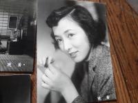 成瀬巳喜男　映画　晩菊　スチール3点　15cm-11cm 林芙美子の短編小説『晩菊』『水仙』『白鷺』を、田中澄江と井手俊郎が共同で脚色し、成瀬巳喜男が監督した女性映画。盛りを過ぎた四人の元芸者たちの人生を、ユーモラスかつシニカルに描く。
初公開： 1954年6月22日
監督： 成瀬 巳喜男　キャスト　杉村春子　上原謙　小泉博
